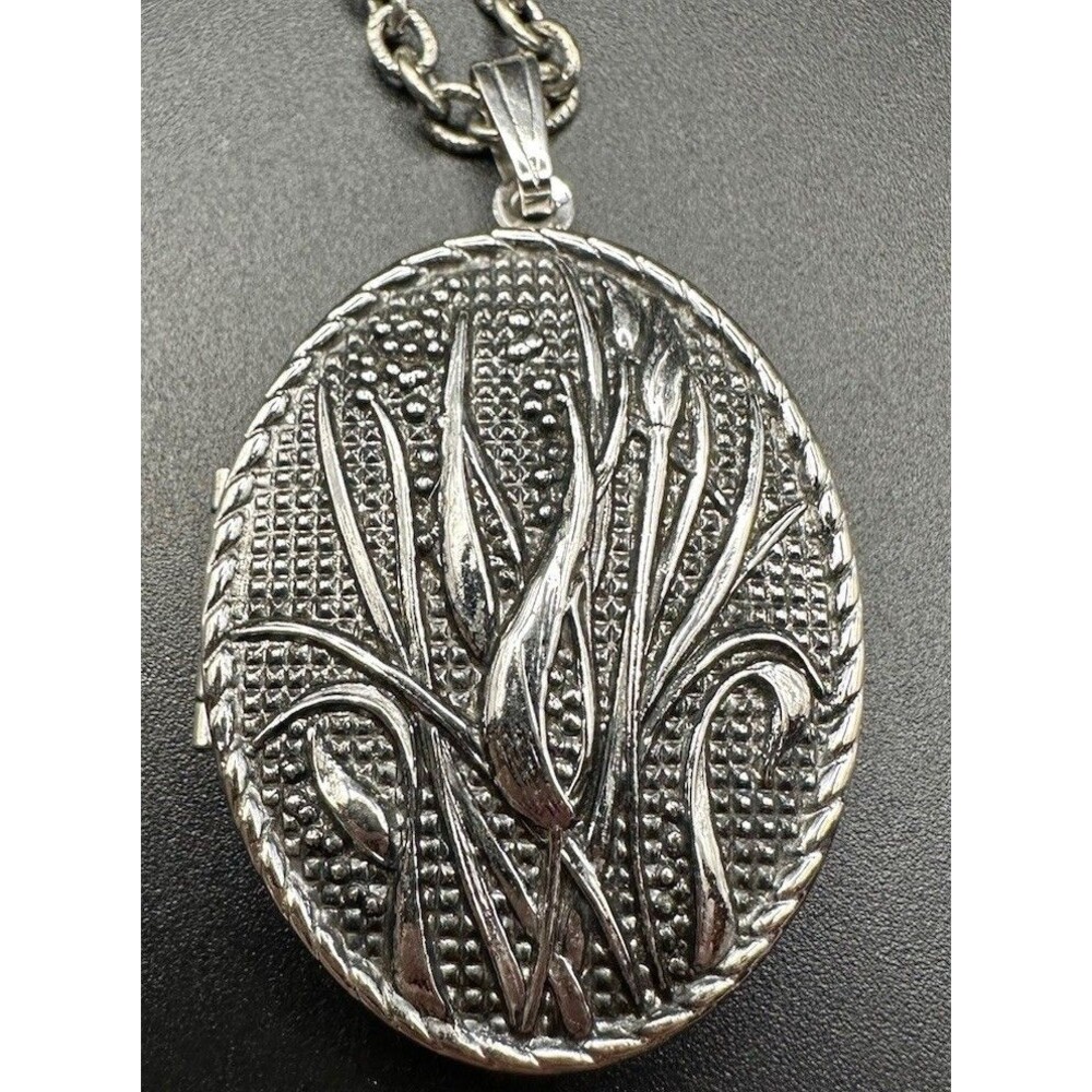 Sarah Coventry Oval Silver Tone Floral Plant Locket Pendant Necklace 24” Chain